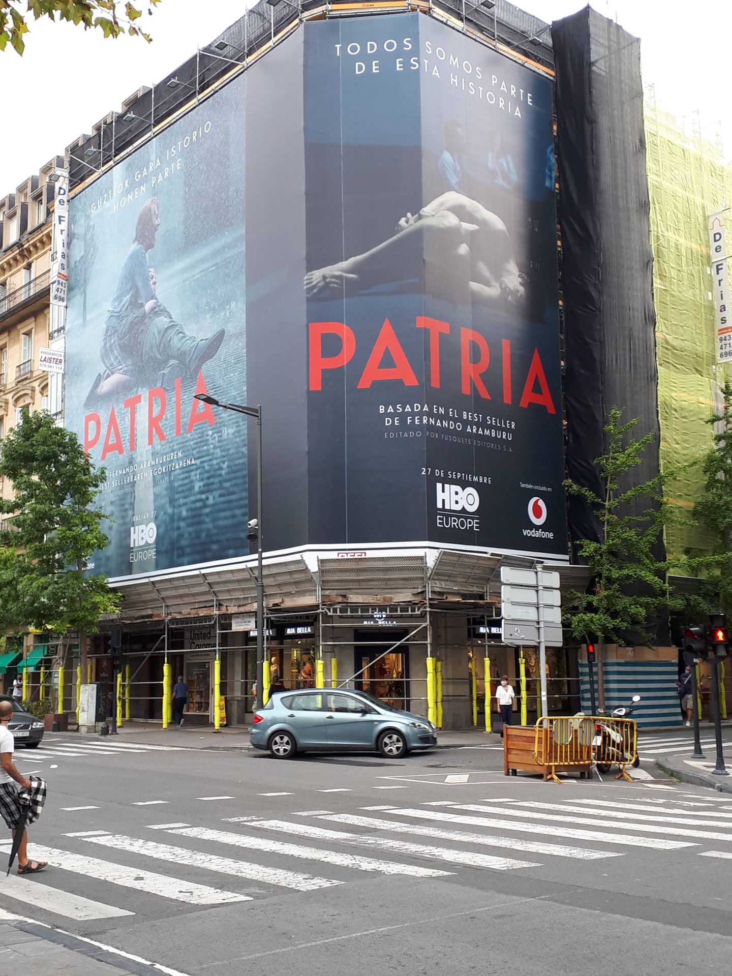 Una gran lona promocional de 'Patria' en el Boulevard de San Sebastián. (EC)