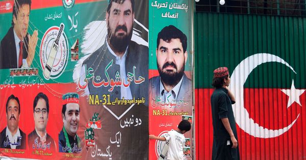 Foto: Carteles electorales en una calle de Peshawar, el 23 de julio de 2018. (Reuters)