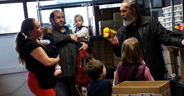 Foto: La familia Argyros recibe alimentos de una ONG que ayuda a familias numerosas, en Atenas. (Reuters)