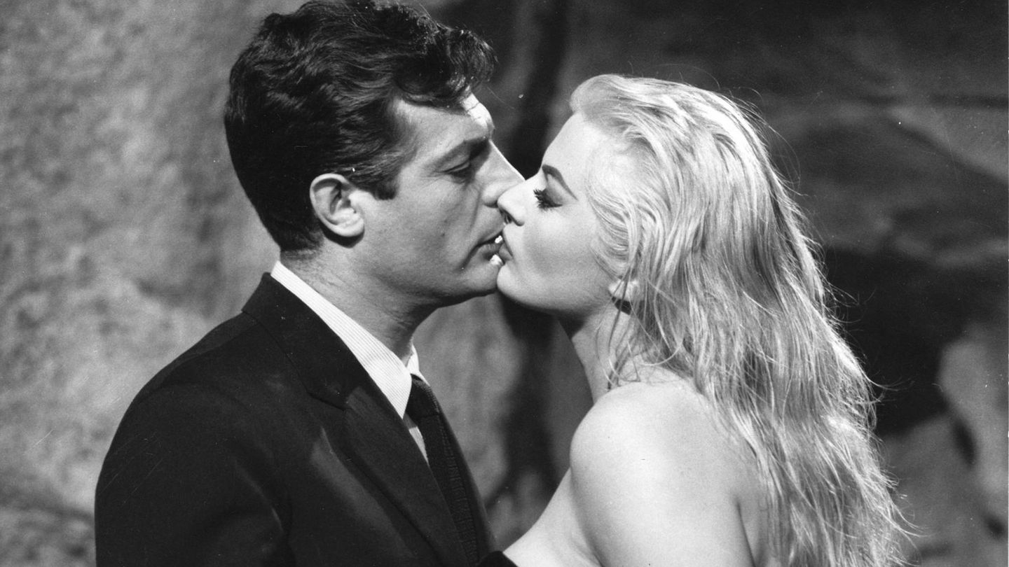 Anita Ekberg y Marcello Mastroianni en el rodaje de 'La Dolce Vita' (1960), de Fellini. (EFE)