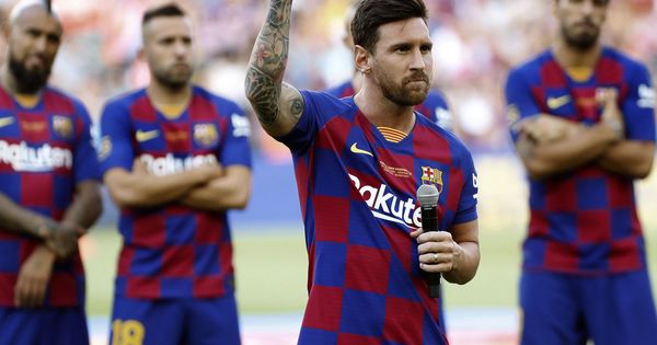 Foto: Leo Messi dio un discurso a la afición antes del Trofeo Joan Gamper. (EFE)