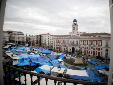 El circo de Sol: los Almodóvar, Daniel Guzmán, Vito y la insoportable tortura del reloj