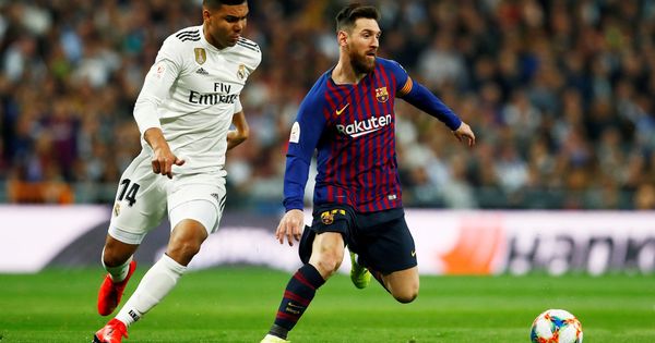 Foto: Casemiro persigue a Messi en el Clásico del Bernabéu. (Efe)
