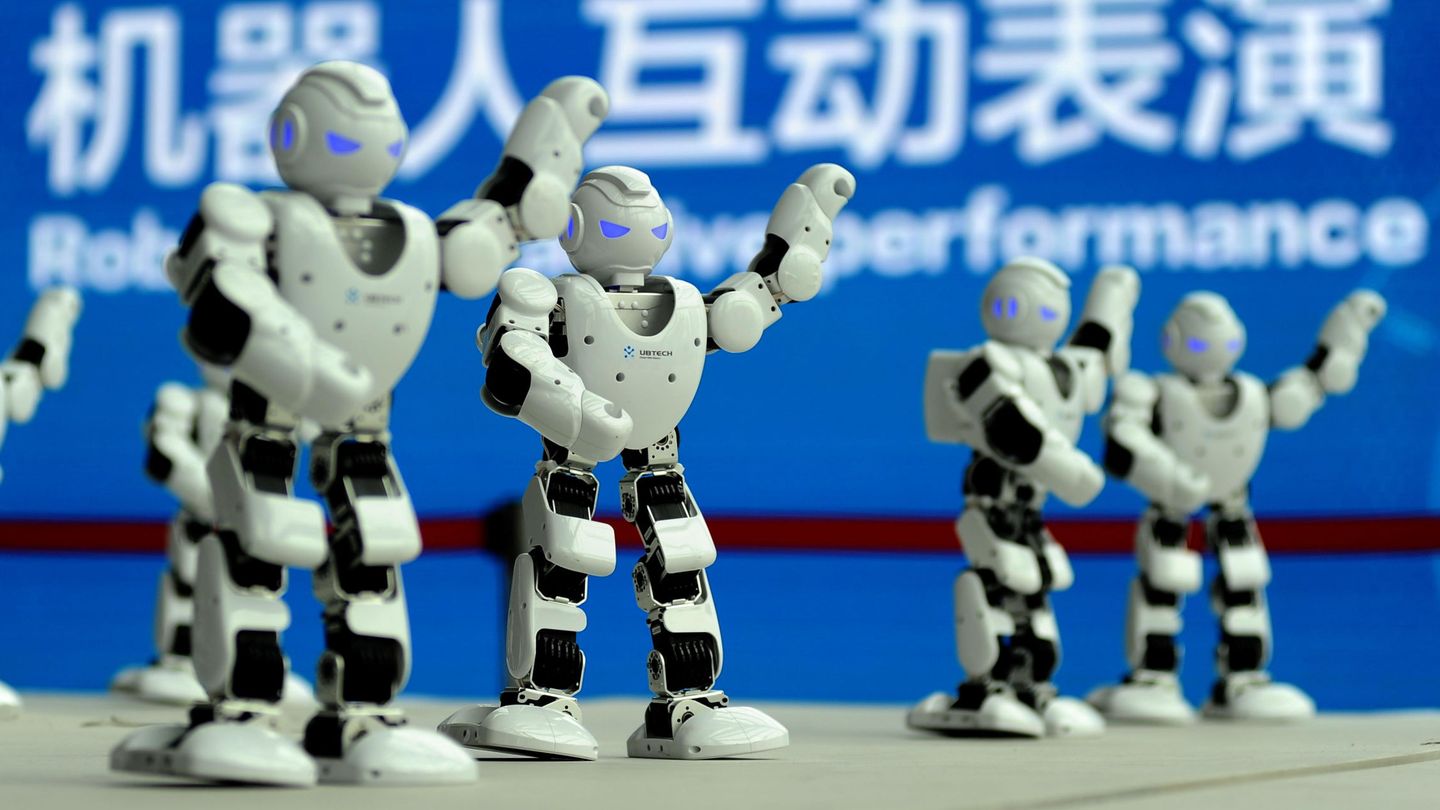Robots realizan una danza sincronizada durante una cumbre tecnológica en Nanjing, China, el 7 de diciembre de 2017. (Reuters)
