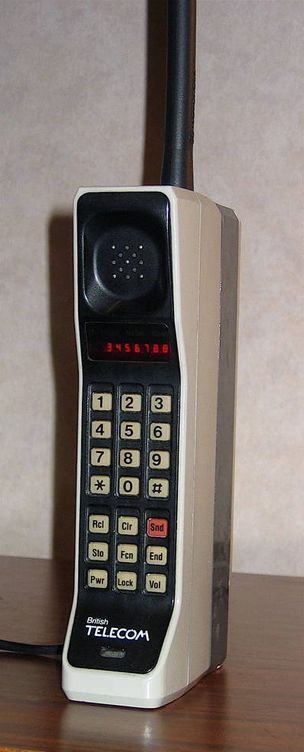 Motorola DynaTAC 8000X, el primer teléfono móvil comercial (Wikipedia)