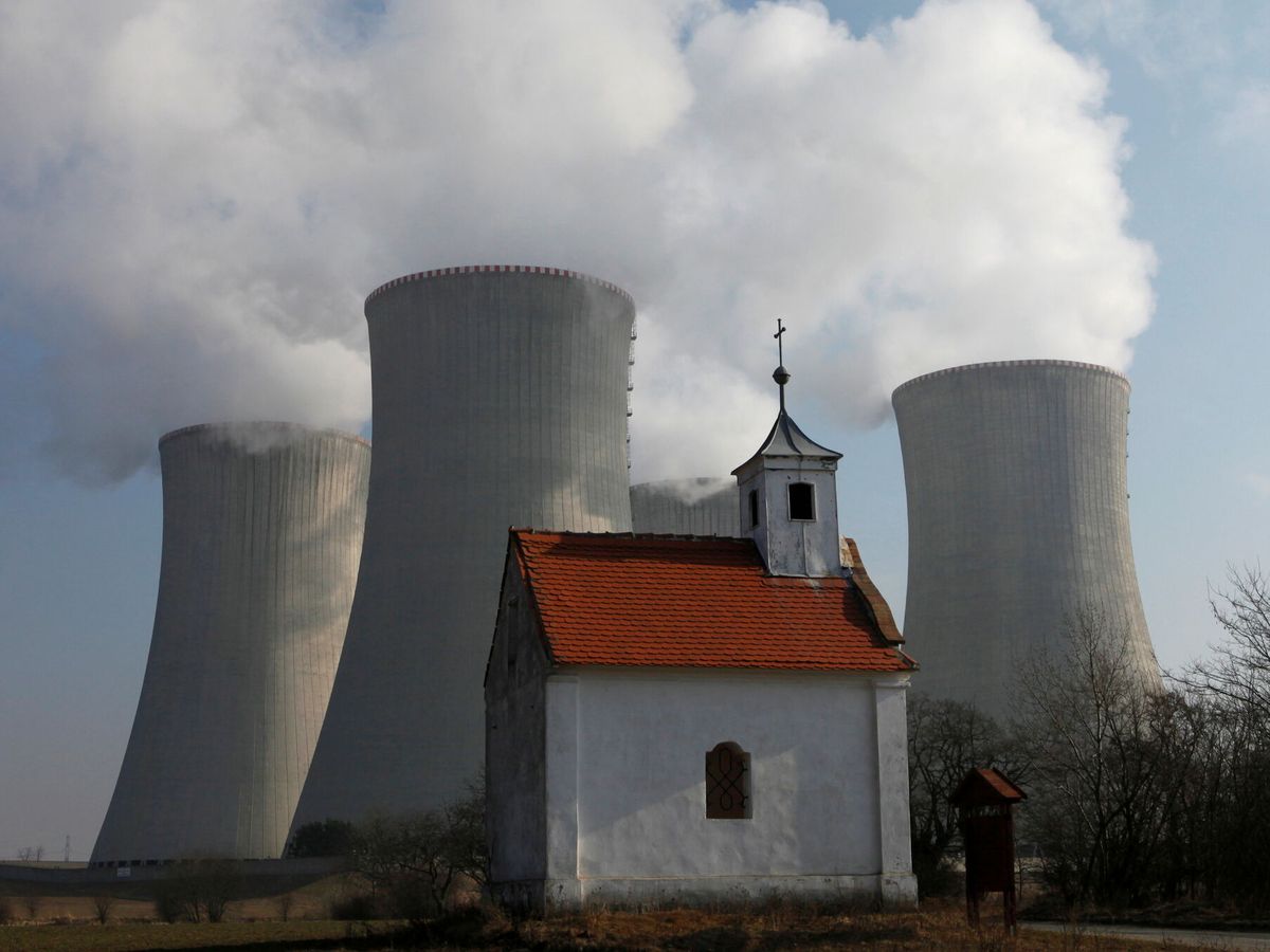 Foto: Una capilla junto a una planta nuclear checa. (Reuters)