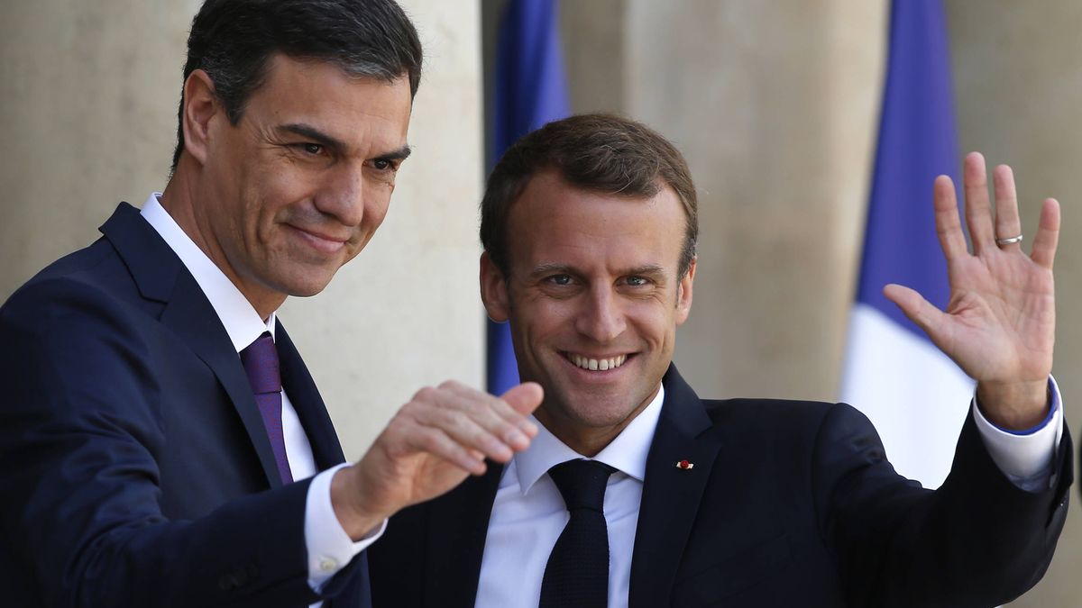 Emmanuel Macron y Pedro Sánchez, duelo de estilo masculino en París
