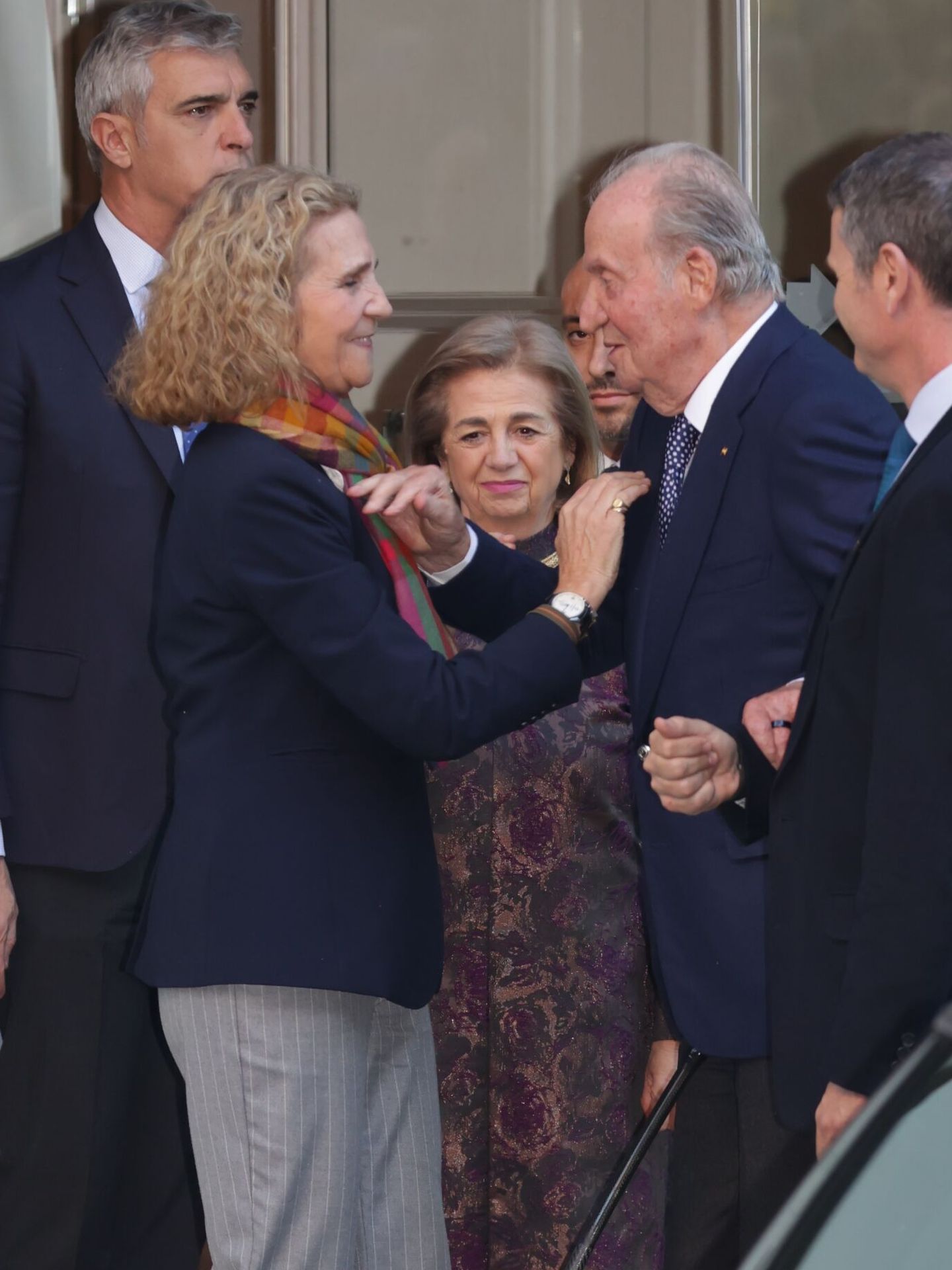 La infanta Elena y el rey Juan Carlos, a la salida del restaurante en Madrid. (Europa Press)