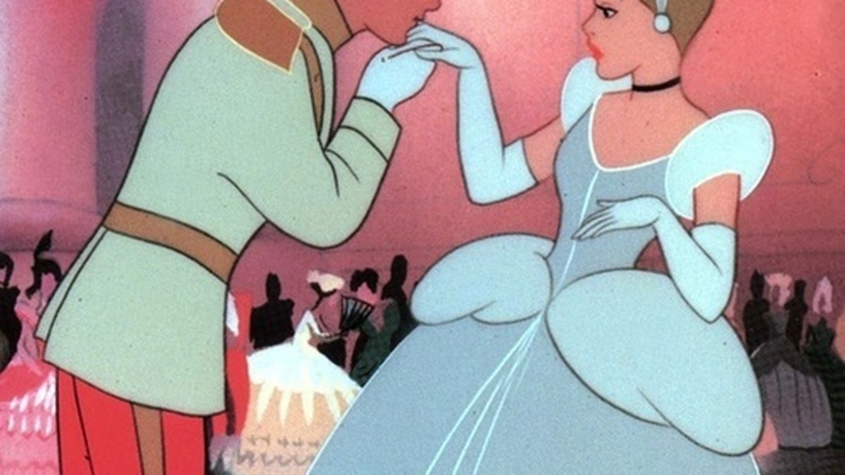 El error de Disney por el que el vestido de 'Cenicienta' siempre ha sido azul cuando en realidad era de otro color