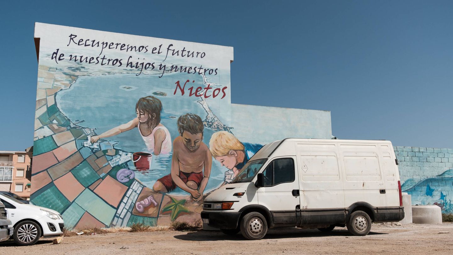 Un mural contra la degradación del Mar Menor en un edificio de la población de Los Nietos. (S.B.)