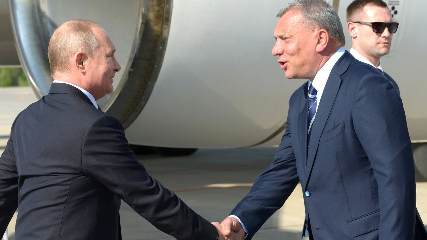 Vladímir Putin dando la mano al nuevo jefe de Roscosmos, Yuri Ivanovich Borisov. (Kremlin)