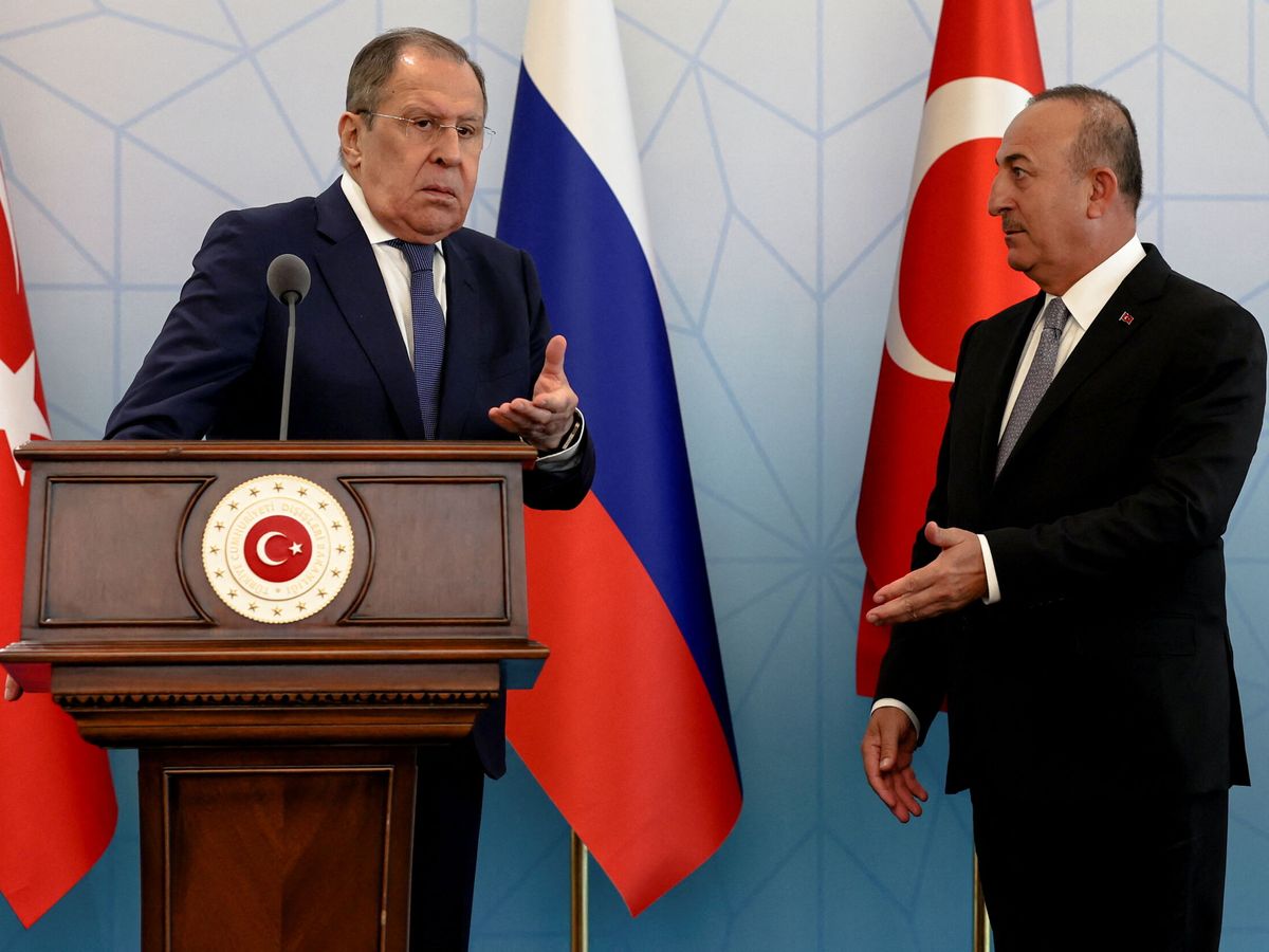 Foto: Lavrov con su homólogo turco, Mevlut Cavusoglu. (Reuters)
