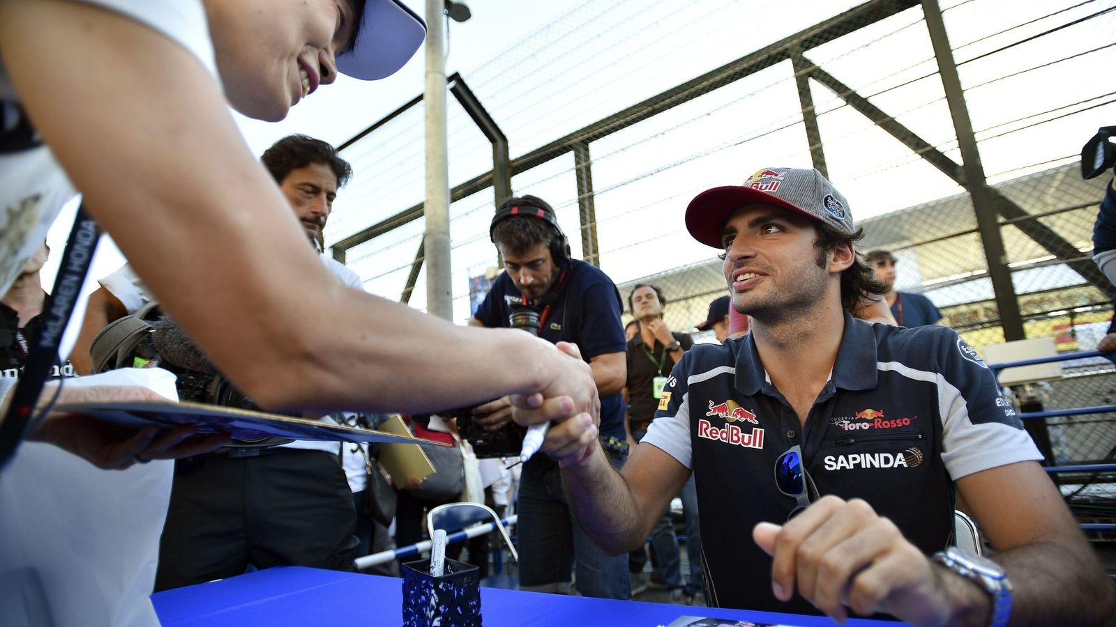 Foto: Carlos Sainz atiende a un aficionado en el pasado Gran Premio de Japón (Frank Robichon/EFE)