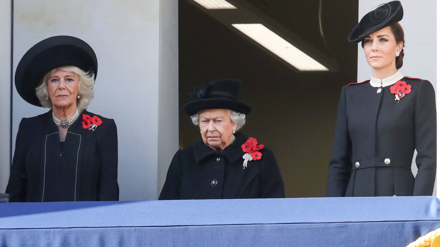 La reina Isabel II, con Camilla y Kate. (Getty)