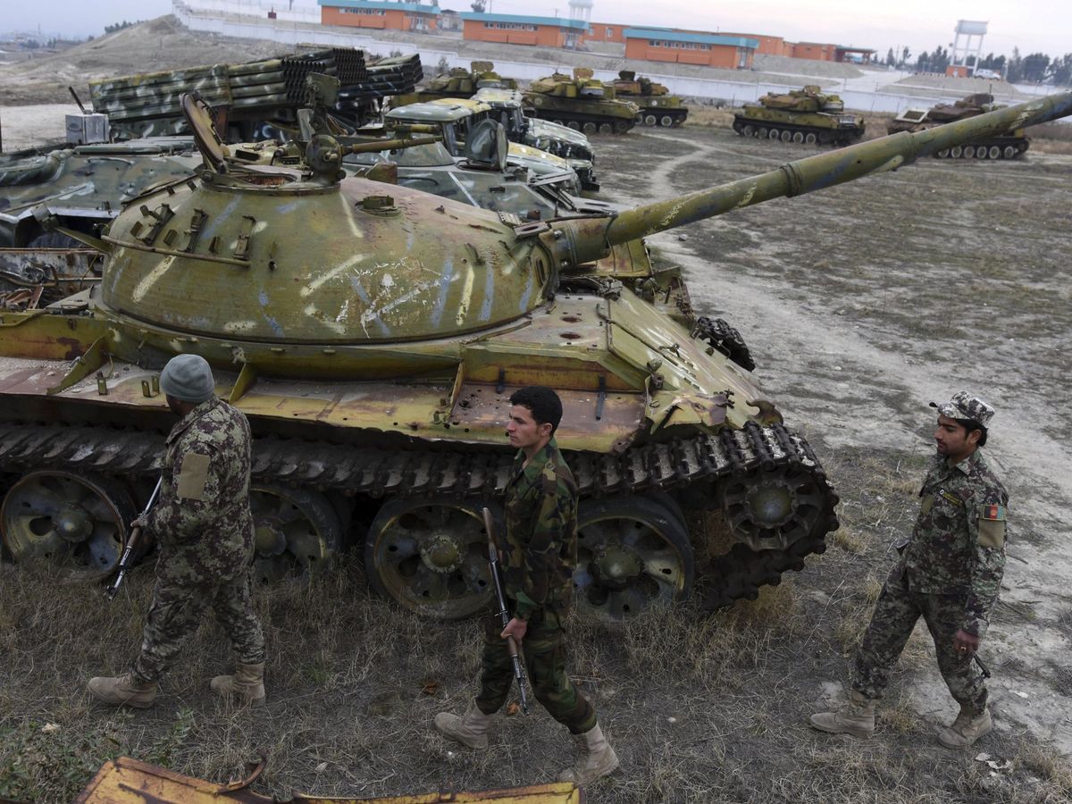 Foto: Soldados junto a un tanque. (EFE/Muhammad Sadiq)