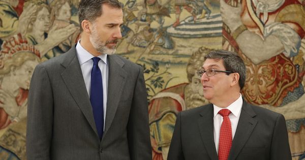 Foto: El rey Felipe VI conversa con el ministro de Relaciones Exteriores de Cuba, Bruno Rodriguez Parrilla. (EFE)