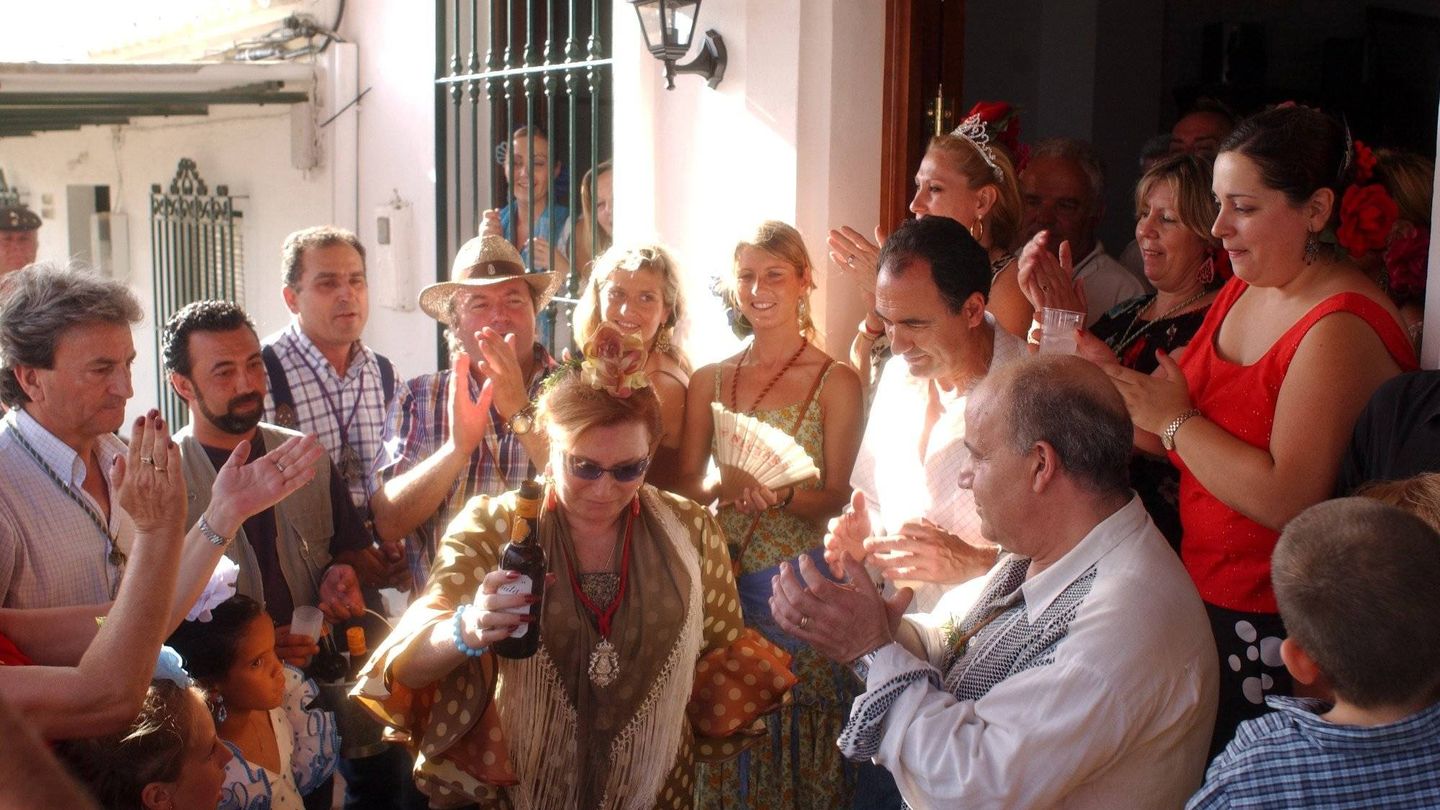 Rocío Jurado, disfrutando con su familia y amigos en 2003. (Cordon Press)