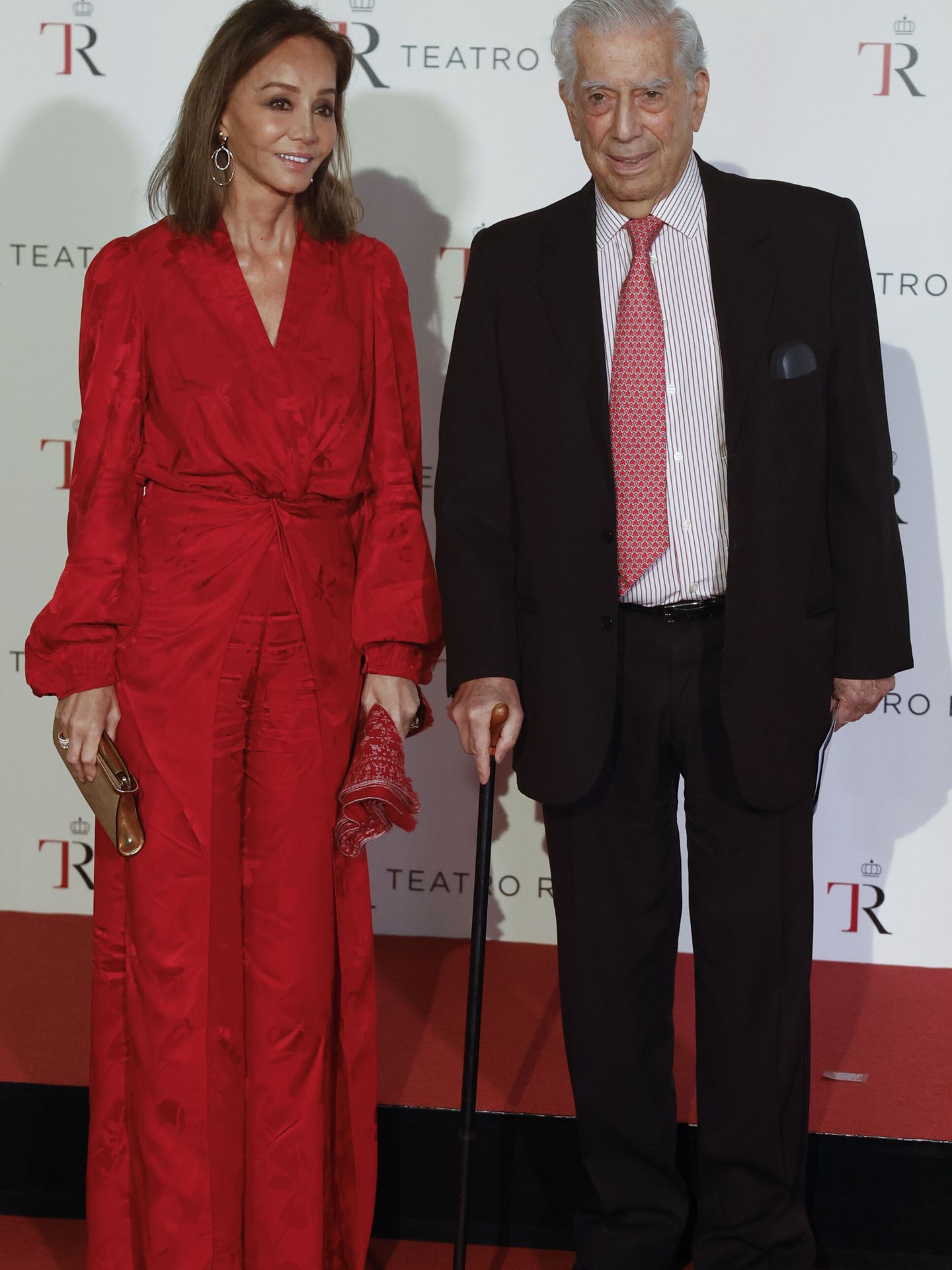 Mario Vargas Llosa e Isabel Preysler posan a su llegada al Teatro Real de Madrid. (EFE/Juanjo Martín)