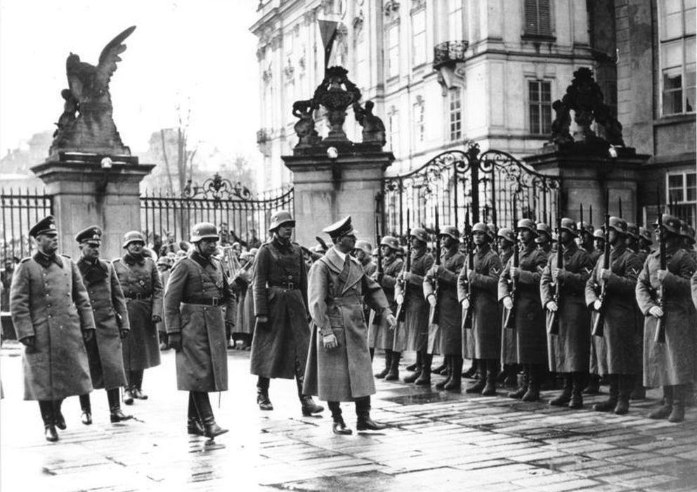 Foto: Hitler pasa revista a la guardia de honor en el castillo de Praga, 15 de marzo de 1939