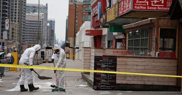 Foto: Trabajadores limpiando la sangre de la calle de Toronto donde se produjo el atentado. (Reuters/Carlo Allegri)