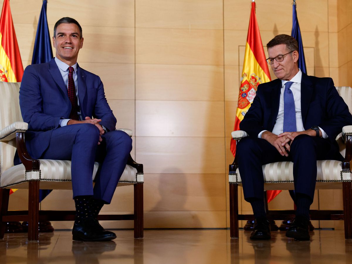 Foto: El líder del PP, Alberto Núñez Feijóo (d), y el presidente del Gobierno en funciones y secretario general del PSOE, Pedro Sánchez. (EFE/Mariscal)