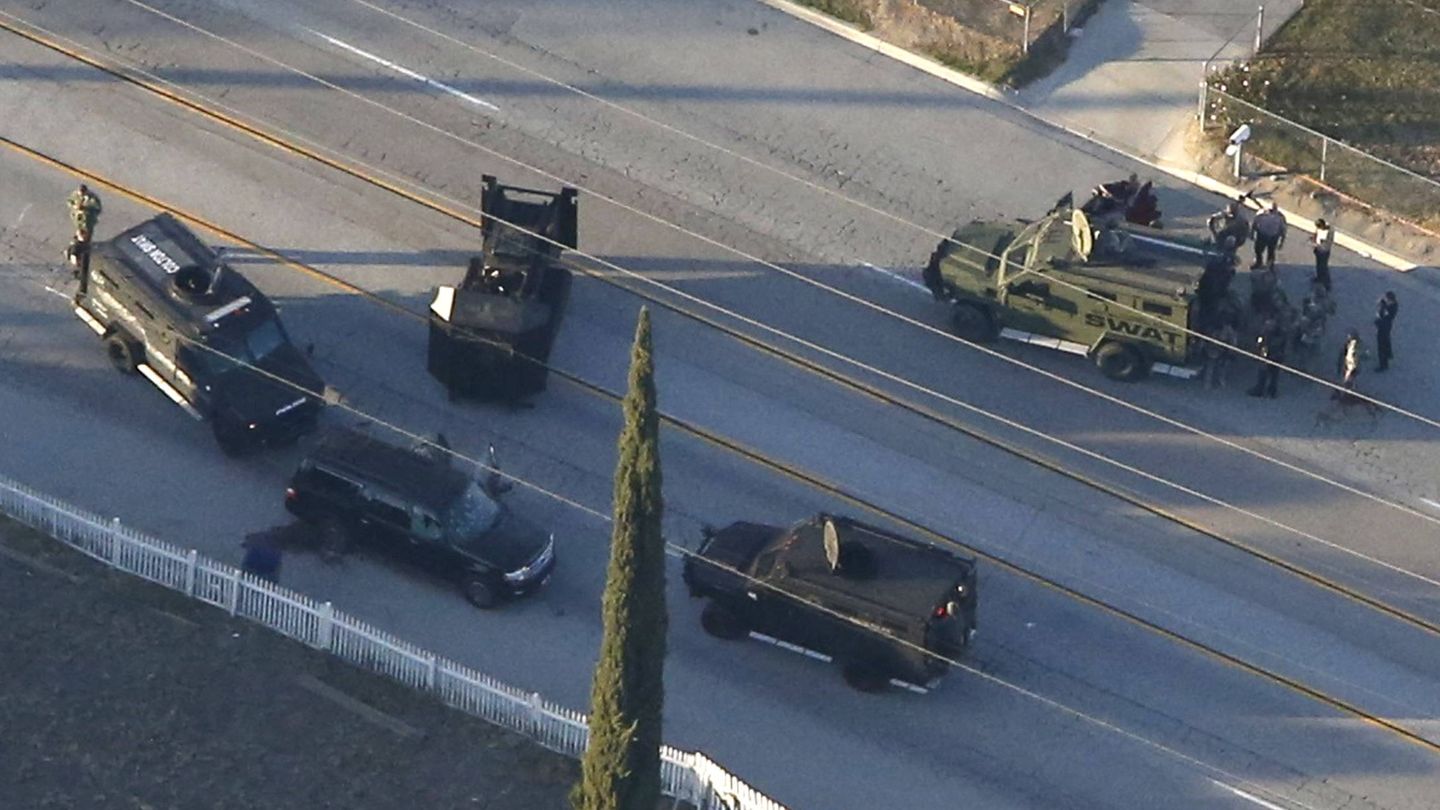 El vehículo de los autores del tiroteo de San Bernardino, tras ser ametrallado por la policía. (Reuters)