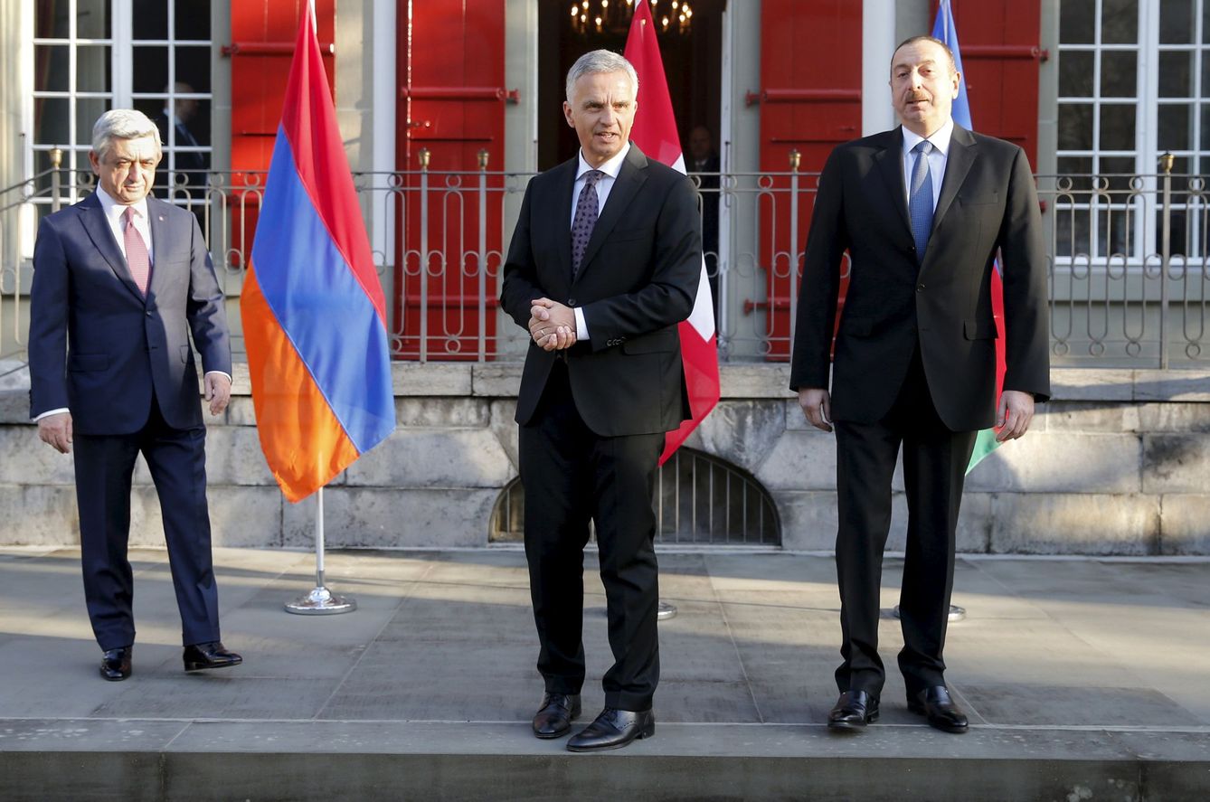 Los presidentes Serzh Sarksián e Ilham Aliyev se reúnen en Berna, Suiza, para tratar la cuestión de Nagorno Karabaj a finales de 2015 (Reuters)