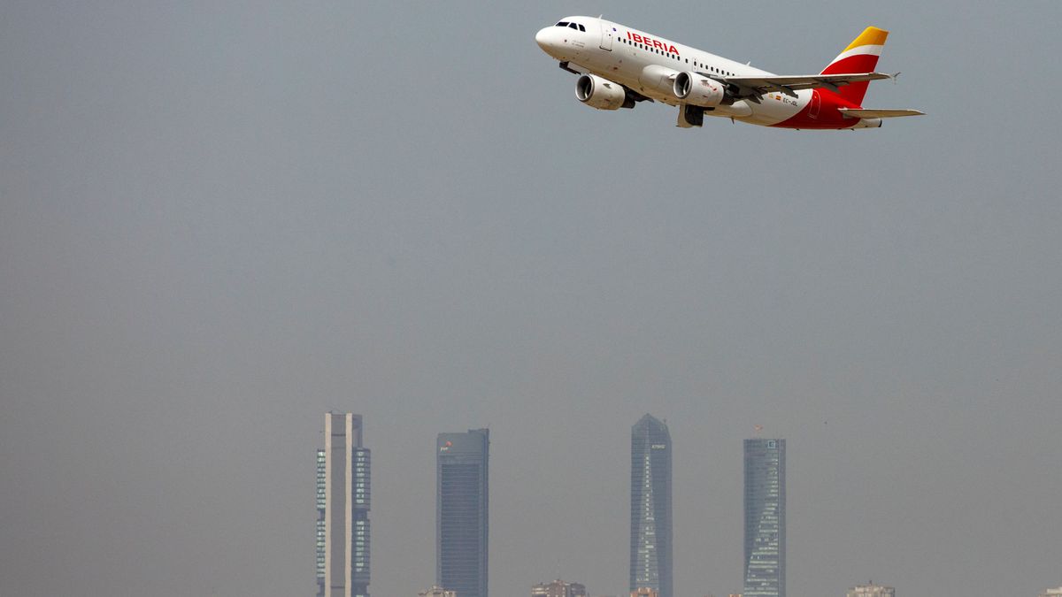 Un informe oculto de la CE revela que viajar en avión subirá un 10% en España por el CO2 