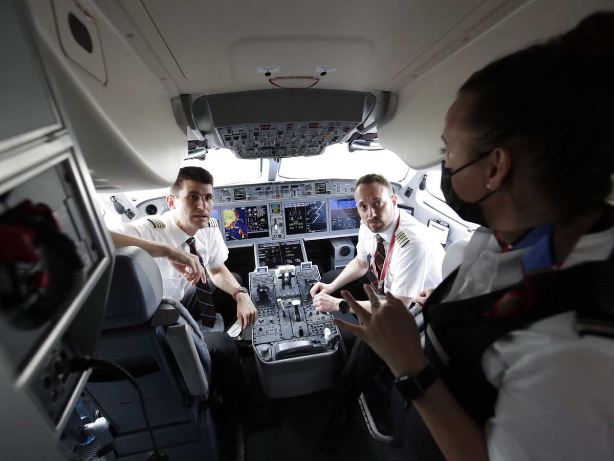 Foto: El alabado gesto de un piloto de Iberia con los pasajeros de un vuelo retrasado (EFE/Bienenido Velasco)