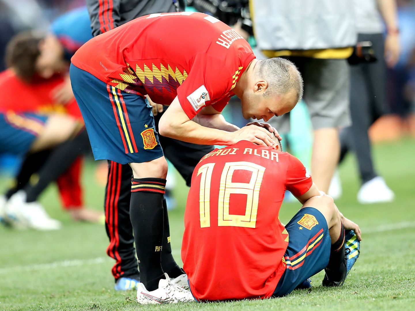 Andres Iniesta consuela a Jordi Alba tras la eliminación de España del Mundial. (EFE)