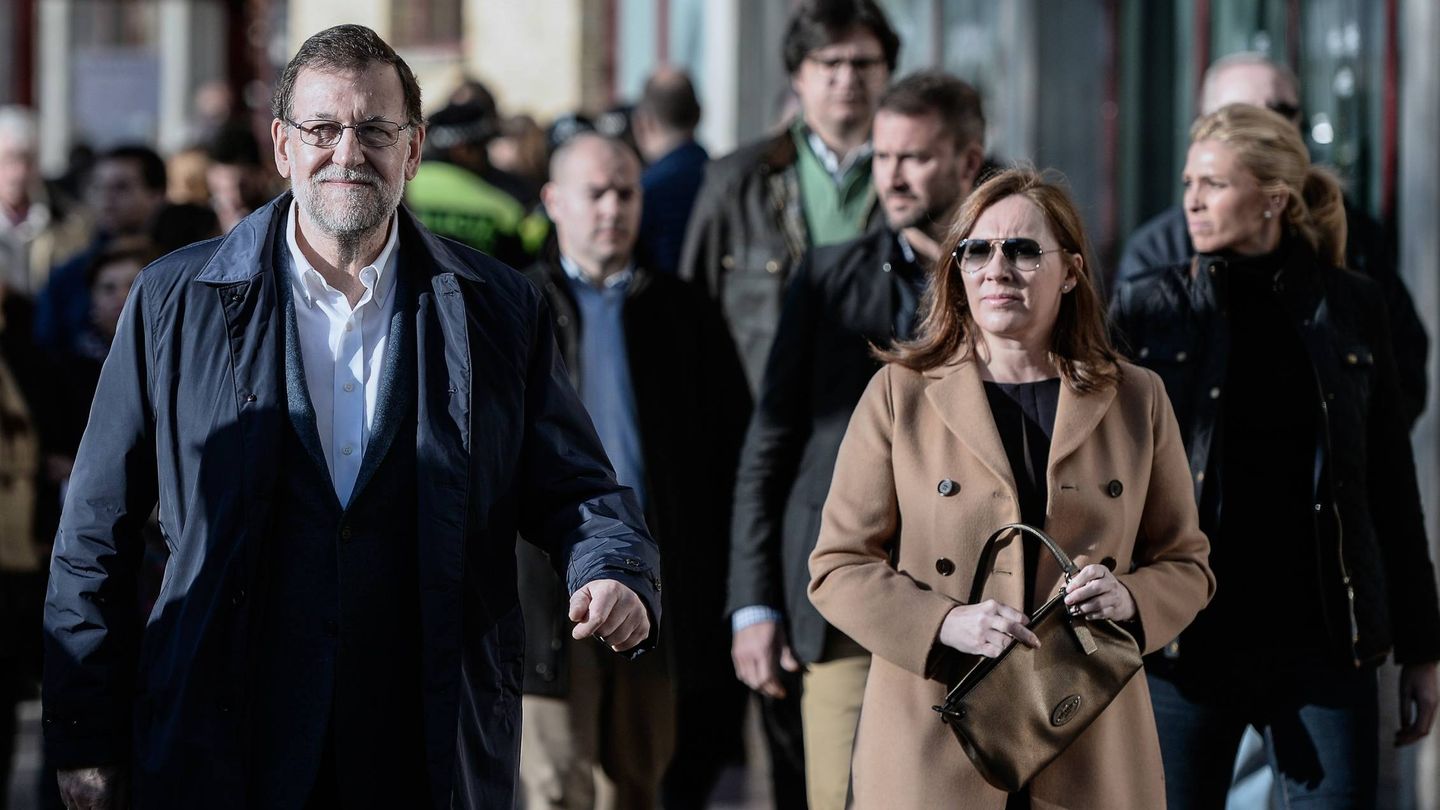 Mariano Rajoy y Elvira Fernández, paseando. (Getty)