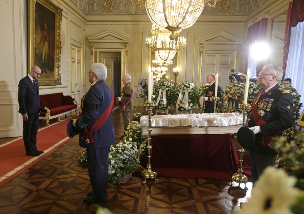 Foto: El primer ministro belga presenta sus respetos ante la capilla ardiente de la reina Fabiola (Gtres)