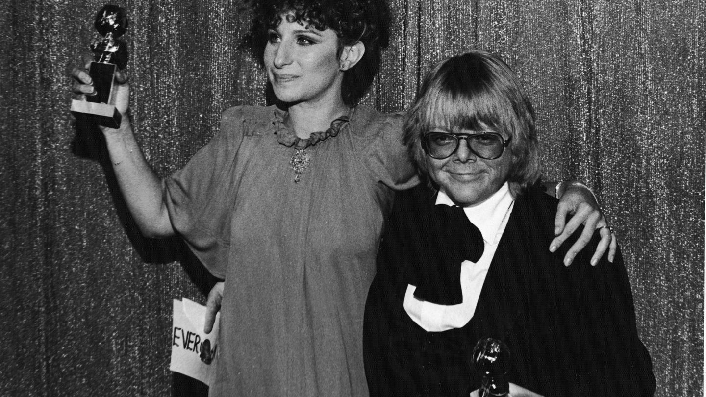Barbra Streisand recogiendo un Globo de Oro por 'Evergreen'. (Getty)