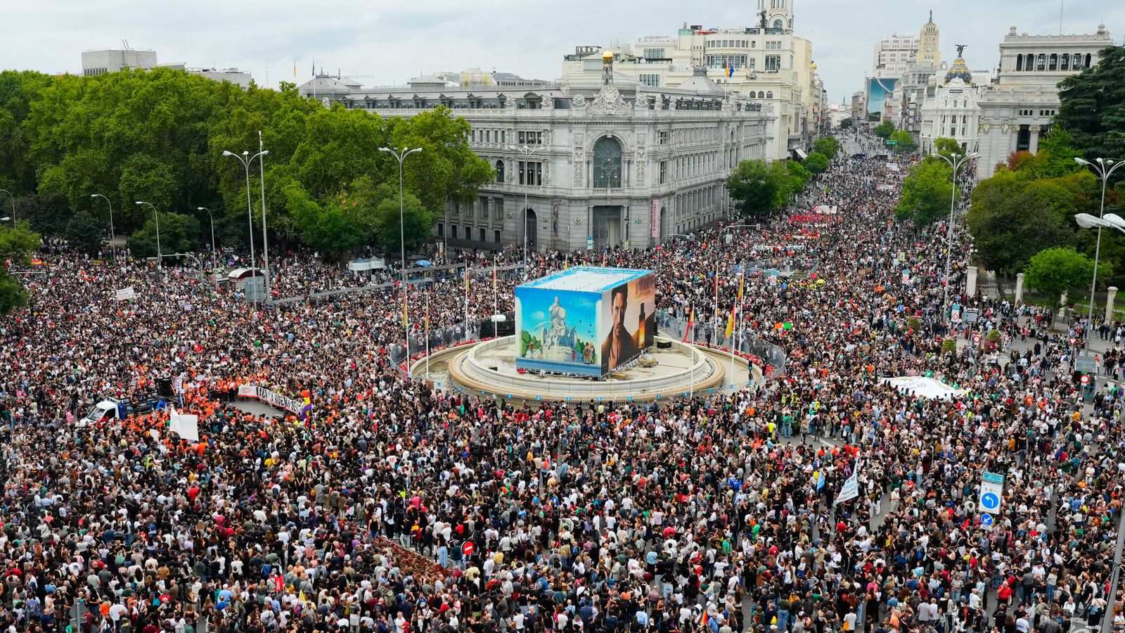 Decenas de miles de personas claman por una huelga general: "Empieza la legislatura de la vivienda"