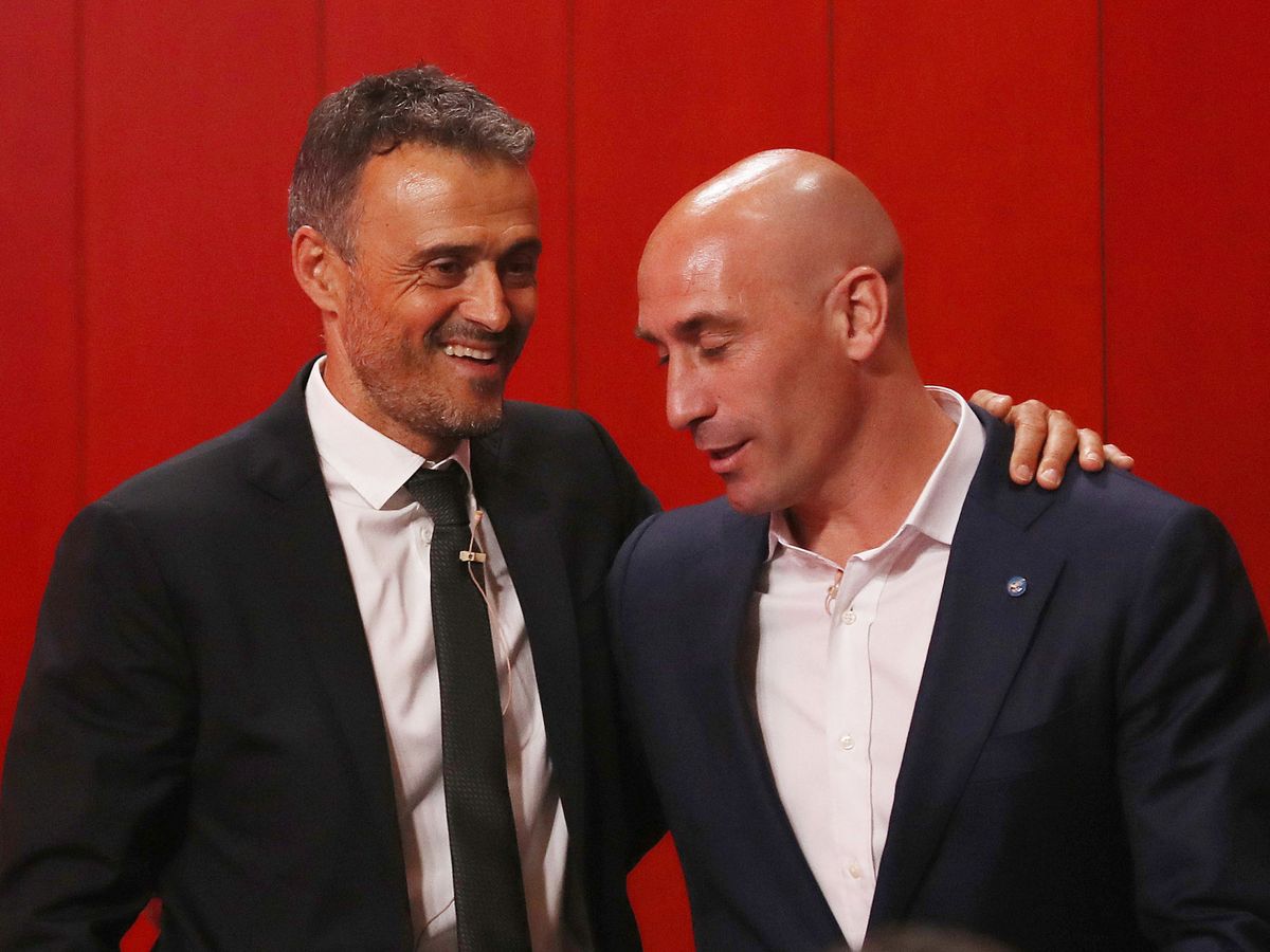 Foto: Luis Enrique junto al presidente de la Federación Española de Fútbol, Luis Rubiales. (Efe)