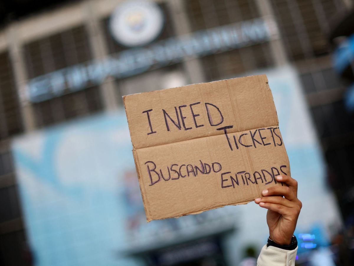 Foto: Aficionados buscan entradas antes de un partido. (Reuters/Carl Recine)