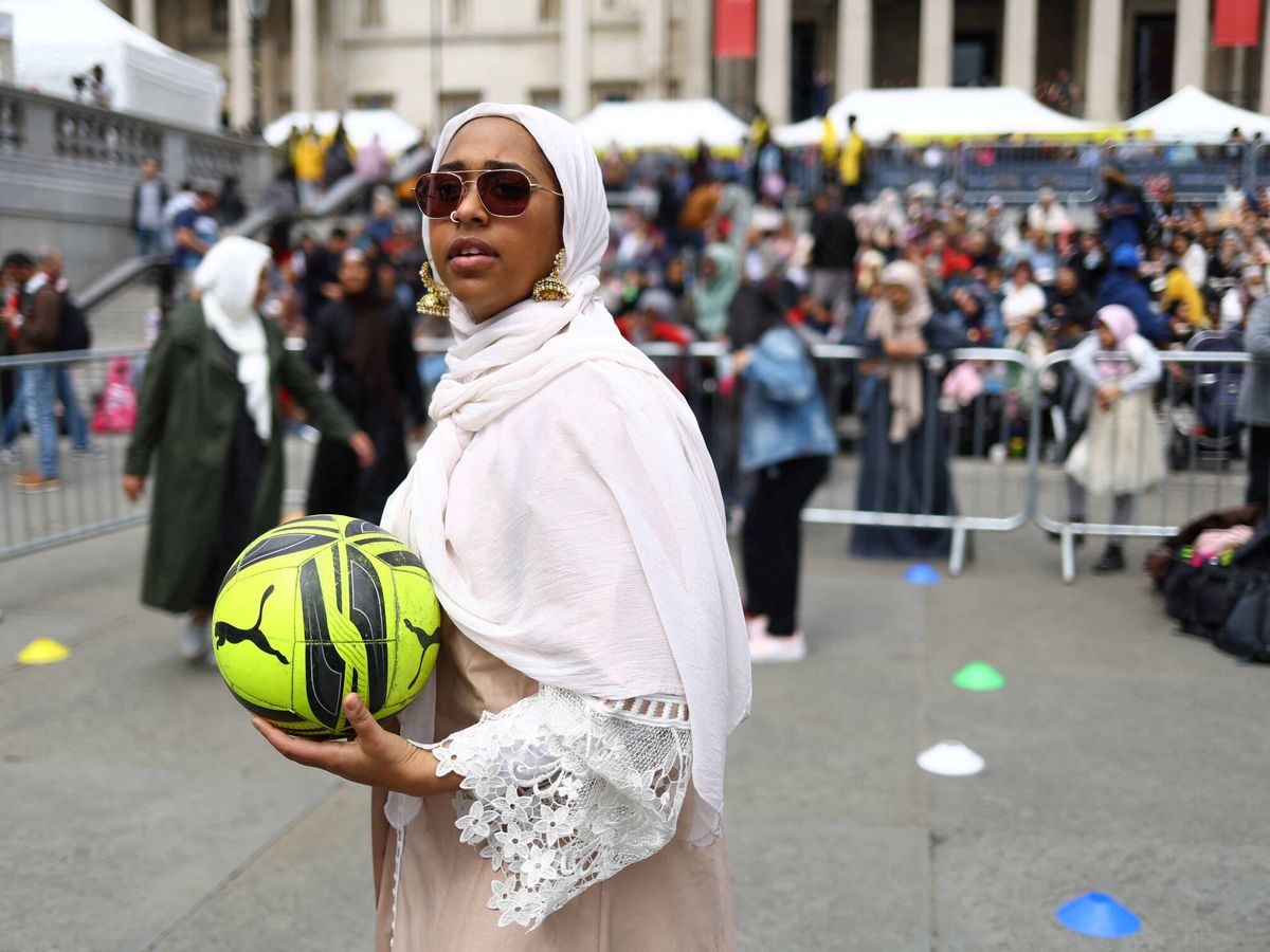 Foto: Una futbolera musulmana en Londres (Reuters/Hannah McKay)