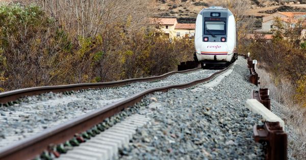 Foto: Vista de un tren de pasajeros en la línea de ferrocarril Teruel-Zaragoza. (EFE)