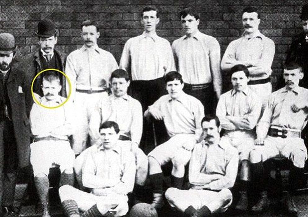Foto: Kenyon Davenport (señalado por un círculo), autor del primer gol oficial de la historia.