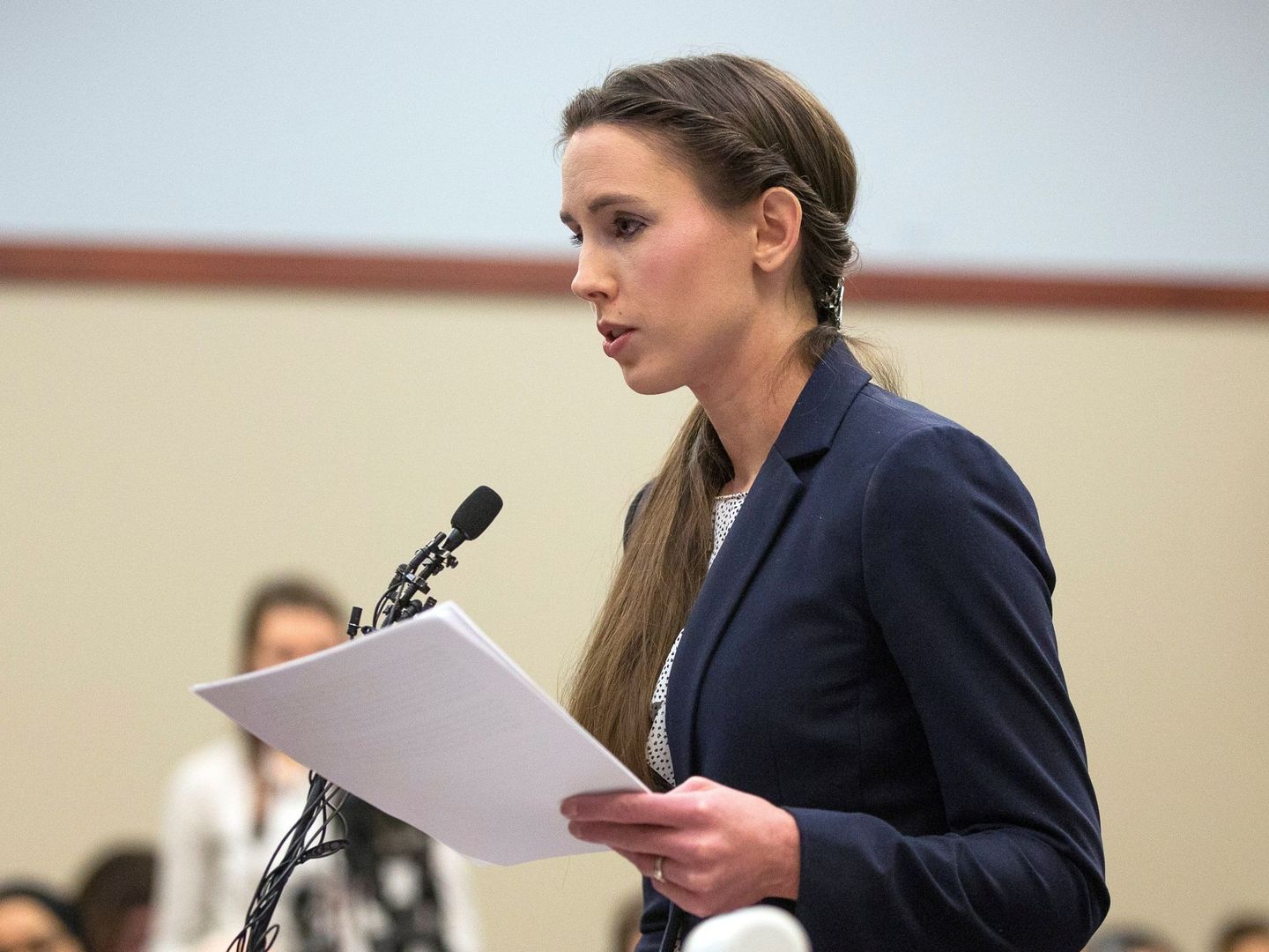 Rachael Denhollande ofrece una declaración durante un juicio en Michigan, Estados Unidos. (EFE)