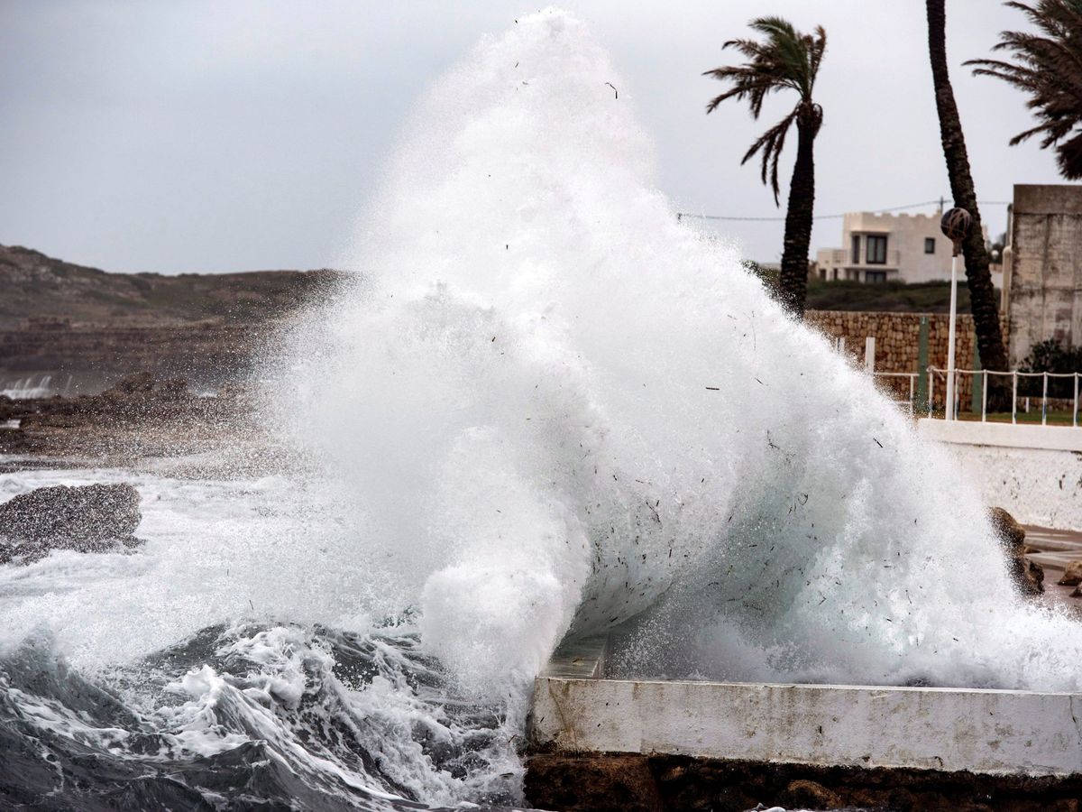 Foto: Una ola rompe en el municipio menorquín de S'Algar, en una foto de archivo. (EFE/David Arquimbau Sintes)