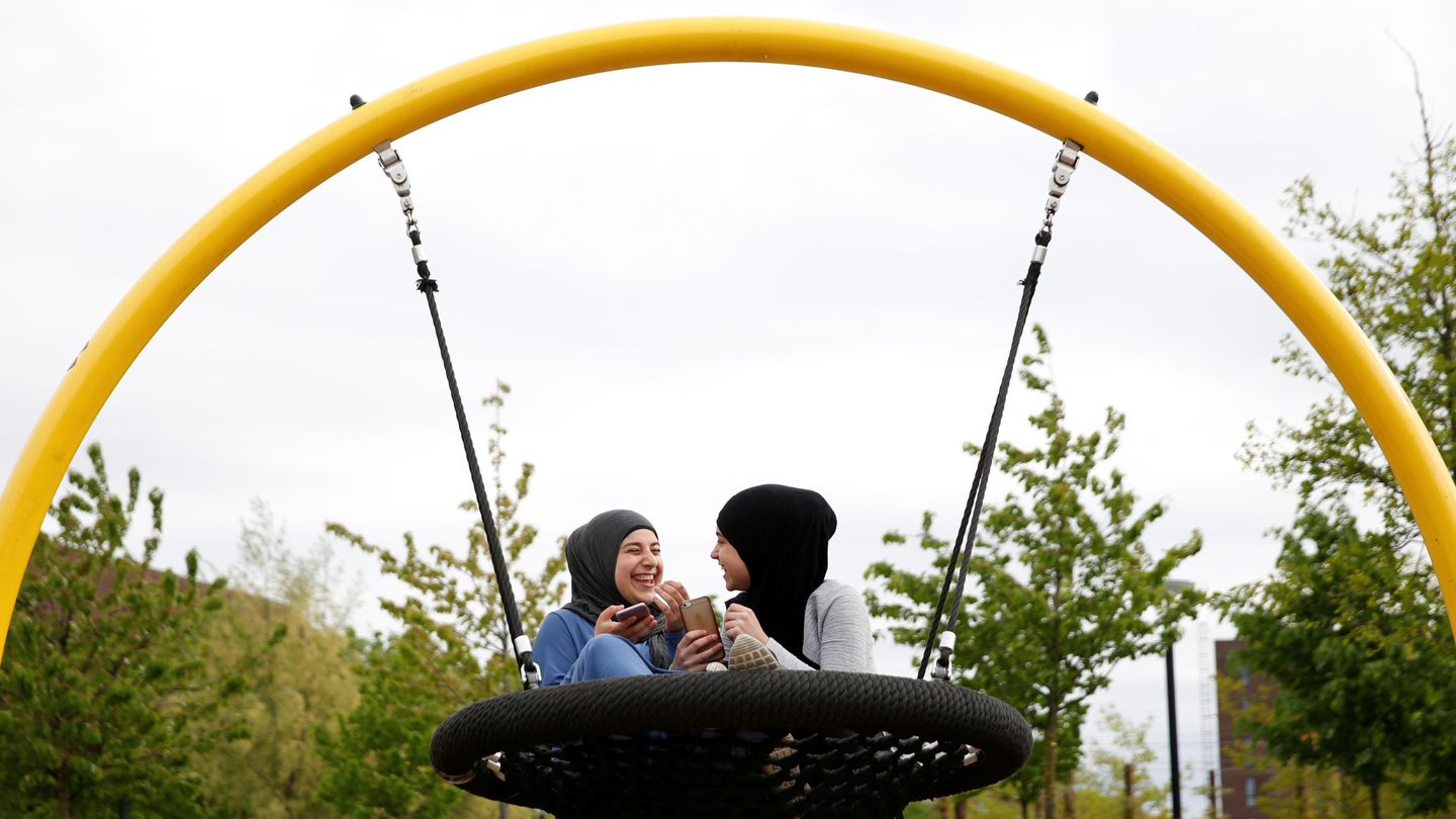 Dos jóvenes juegan en un parque en Mjølnerparken. (Reuters)