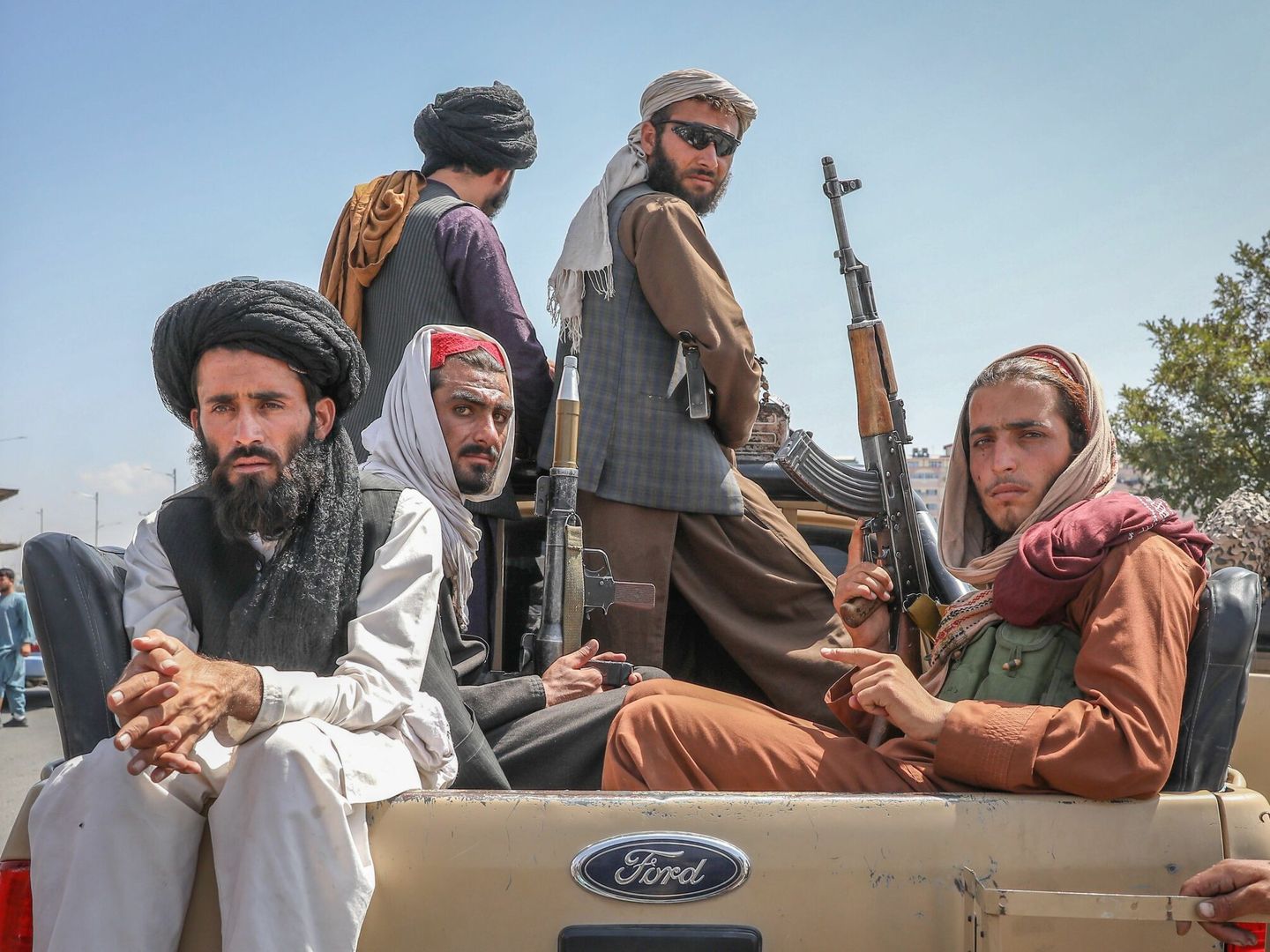 Talibanes en un vehículo por las calles de Kabul (EFE)