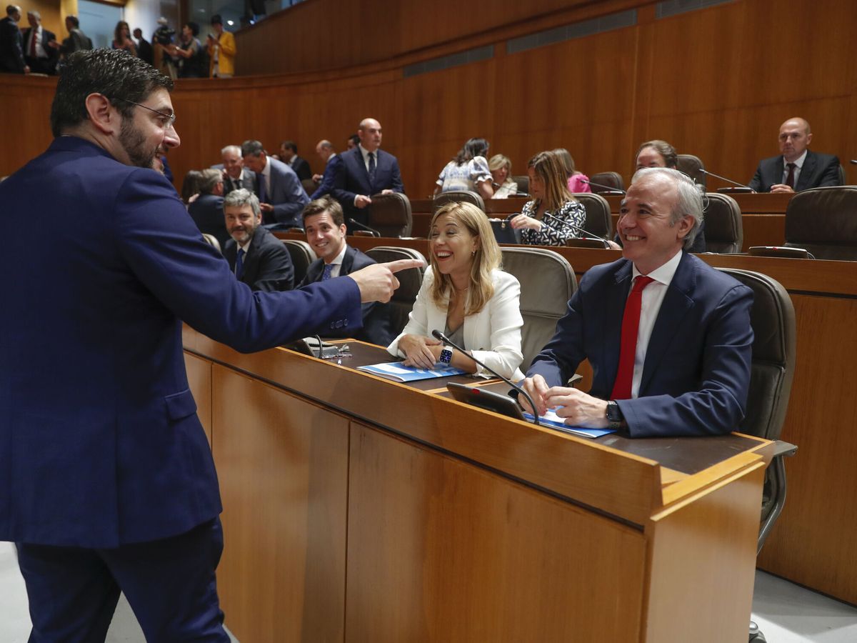 Foto: El diputado de Vox Alejandro Nolaso (i) saluda al diputado del PP Jorge Azcón. (EFE/Javier Cebollada)