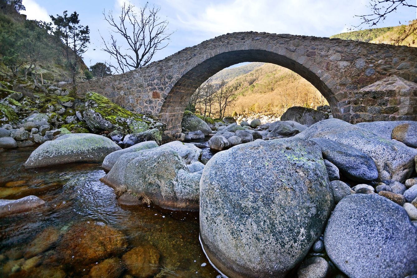 Puente del Puerto de Candeleda, en la Sierra de Gredos. (iStock)