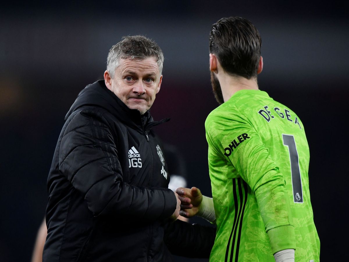 Foto: El técnico del Manchester United, Ole Gunnar Solskjaer, se saluda con David de Gea al finalizar un encuentro de la Premier League. (Reuters)