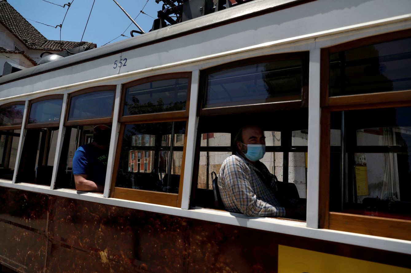 Tranvía en el barrio de Alfama, en Lisboa. (Reuters)