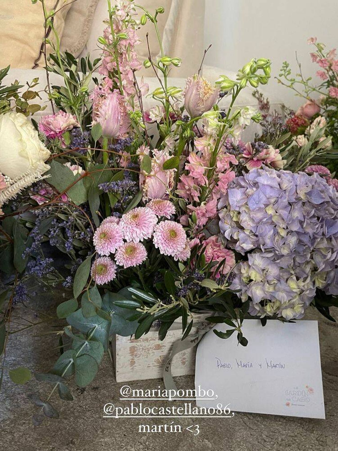 Ramo de flores enviado por María Pombo. (Via stories @teresandresgonzalvo)