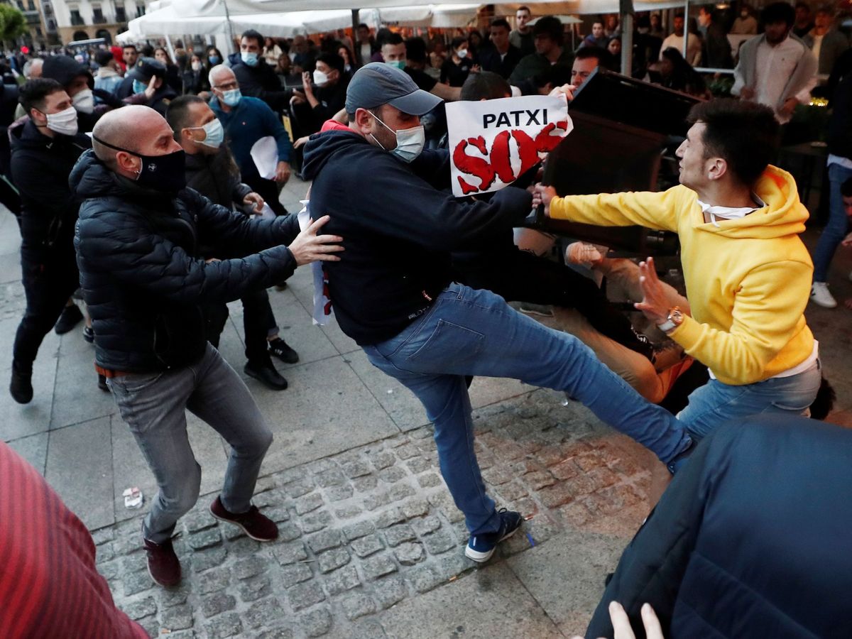 Foto: Pamplona registra incidentes al increpar ciudadanos a jóvenes en apoyo al etarra Patxi Ruiz. EFE