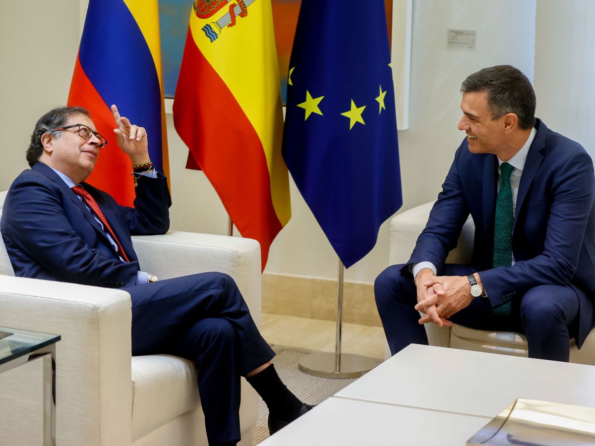 Foto: El presidente del Gobierno, Pedro Sánchez (d) durante su encuentro con el presidente de Colombia, Gustavo Petro (i) este jueves en el Palacio de la Moncloa. (EFE/Juan Carlos Hidalgo)